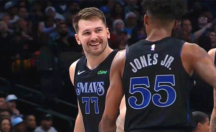 防守能力惊艳！火箭侧翼新援虽无三分命中依然稳健贡献（防守端亮眼！火箭侧翼新援三分失准仍稳健发挥）