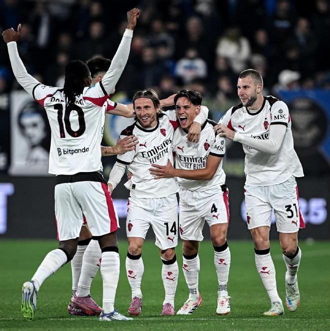 皇马连续三轮平局遇危机！西甲第19轮提前上演，白衣军团能否止住颓势？（皇马三轮不胜警报拉响！西甲第19轮提前开打，银河战舰能否止跌回升？）