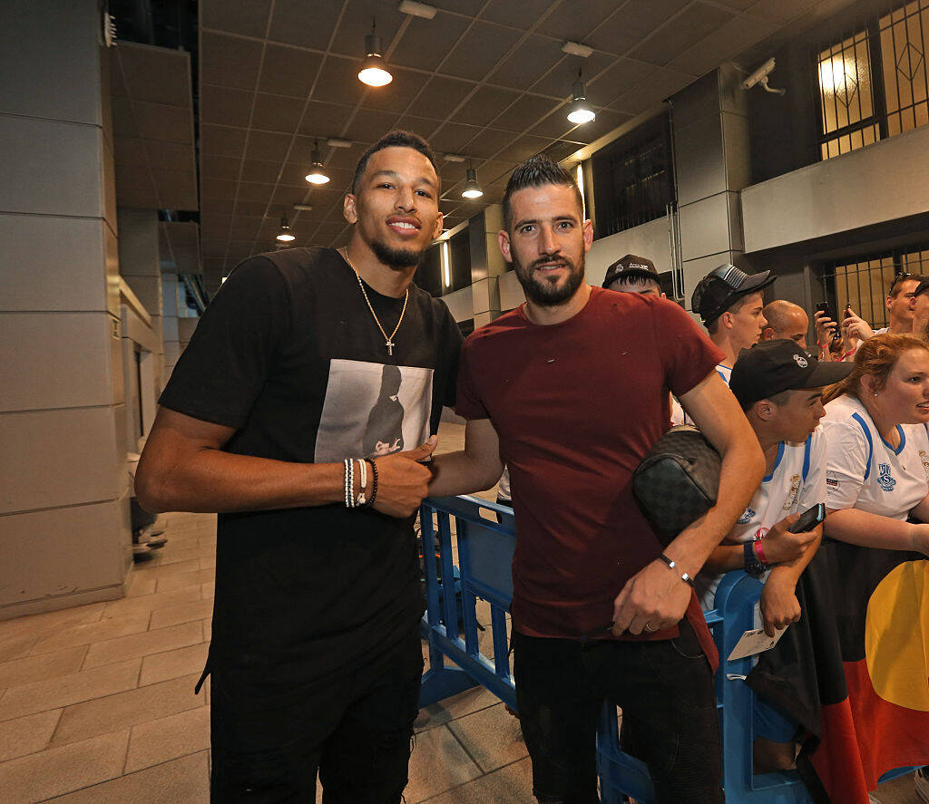 卡利亚里3-3热那亚，维蒂尼亚先拔头筹，阿龙-马丁扳平比分（卡利亚里3-3战平热那亚：维蒂尼亚首开纪录，阿龙-马丁扳平救主）