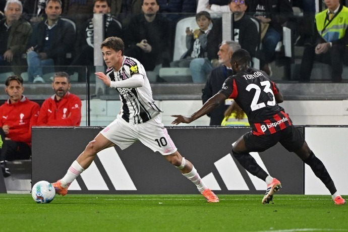 养伤近1年后复出？阿莫林：若马丁内斯进替补席，随时可登场（阿莫林：马丁内斯伤愈将近一年，若进替补席可随时登场）