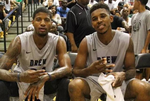 曼联考虑签下巴莱巴，期待填补中场空缺，暂无戈麦斯交易计划。（曼联有意引进巴莱巴补强中场，戈麦斯转会暂不推进）