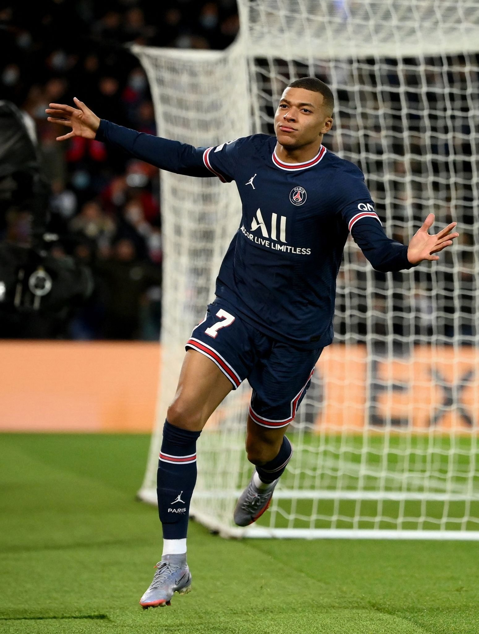 小波特连续三场比赛砍下30+&命中5个三分，篮网队史首人（小波特三连场30+且命中5记三分，篮网队史第一人）