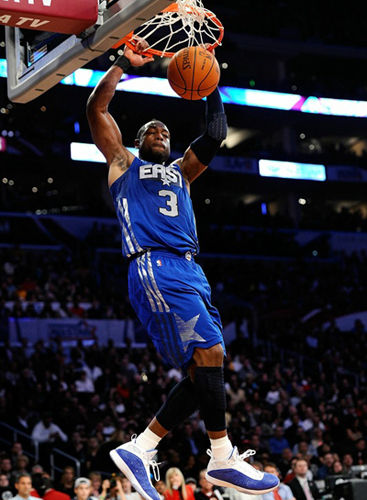 湖人詹姆斯关键三分锁定胜利（詹姆斯关键三分助湖人取胜）