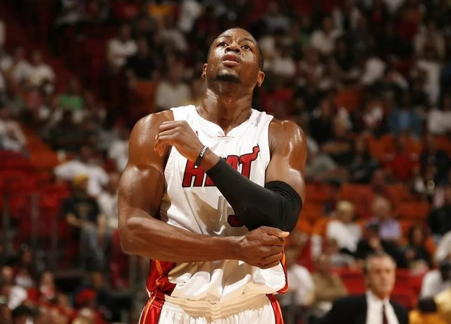 C罗前队友：不喜欢梅西就不喜欢足球！C罗能踢到100岁！（C罗昔日队友：不爱梅西就不算爱足球！C罗能踢到百岁！）