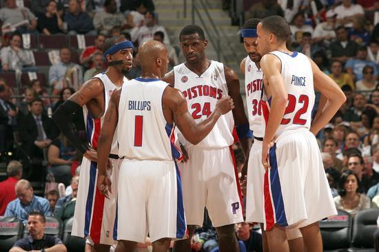 CBA球队战绩分析及焦点对决回顾（CBA各队战绩盘点与焦点之战复盘）