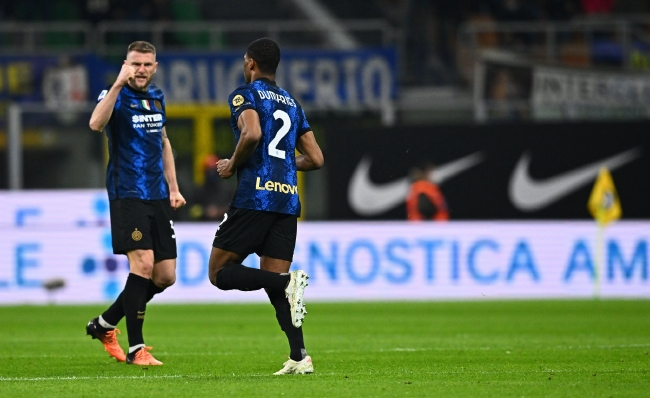 多纳鲁马身价上涨500万至4500万欧，领跑世界门将身价榜（多纳鲁马身价升至4500万欧，较前增长500万，位居全球门将身价榜首）