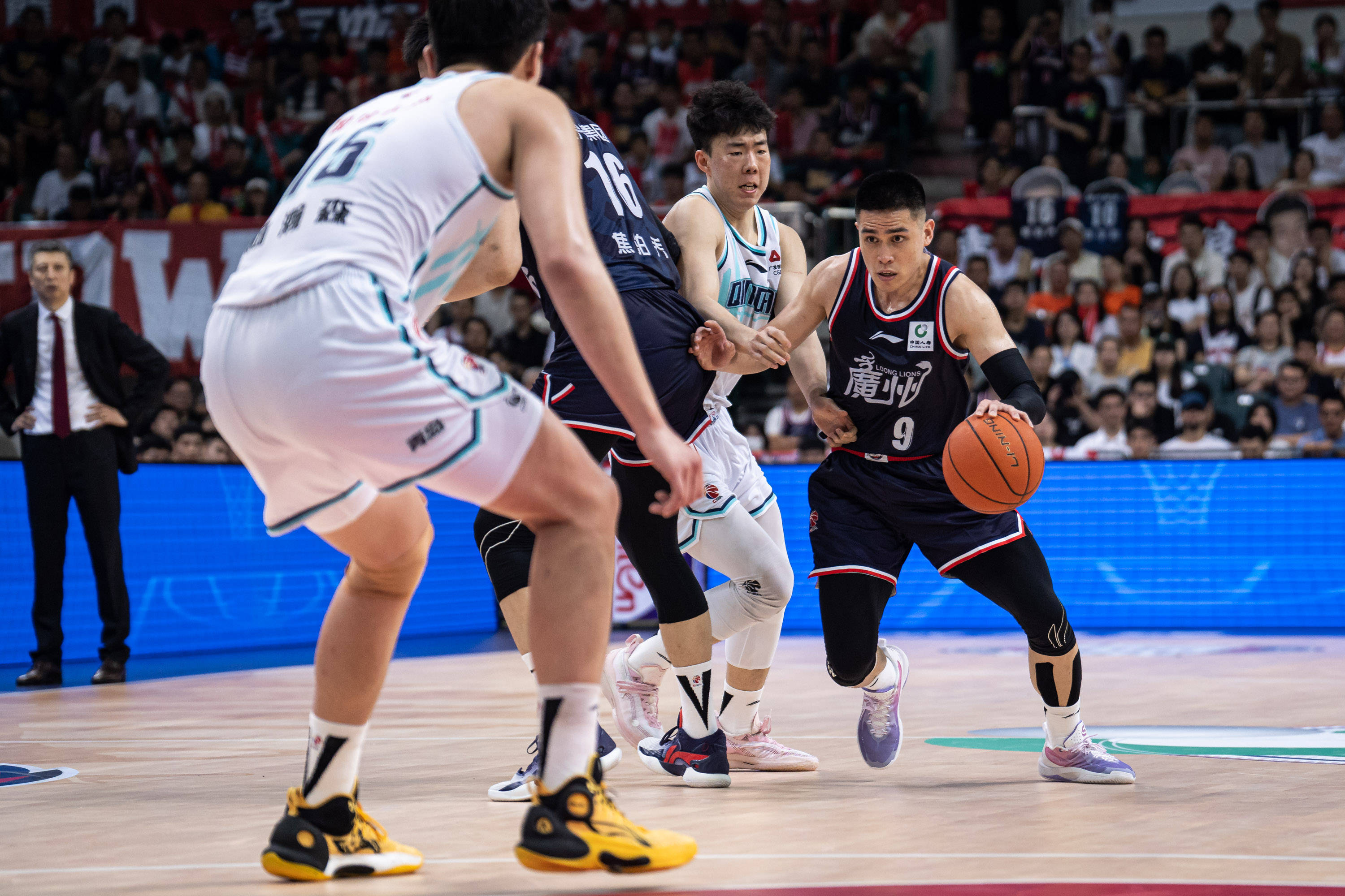 英媒：拜仁有意费耶诺德右后卫里德，但将面临英超俱乐部竞争（英媒：拜仁看中费耶诺德右后卫里德，恐遭多家英超球队竞购）