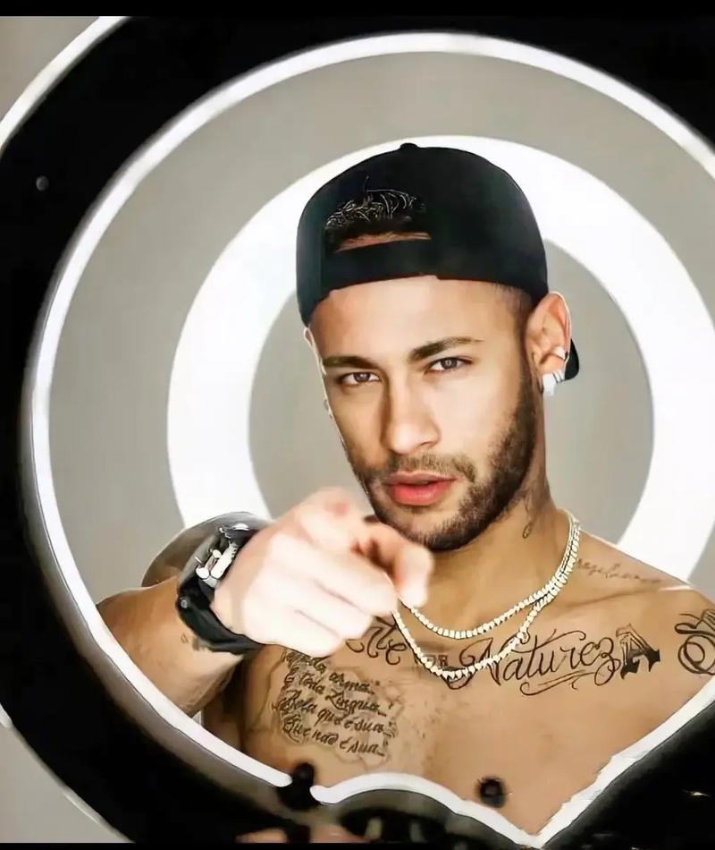 荷兰大名单：范戴克领衔；费耶诺德球员瓦伦特首次入选（荷兰公布大名单：范戴克压阵，费耶诺德的瓦伦特迎来首次征召）