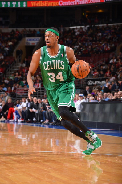 中超赛场争议判罚：VAR判罚引发热议,（中超判罚风波：VAR成争议焦点）