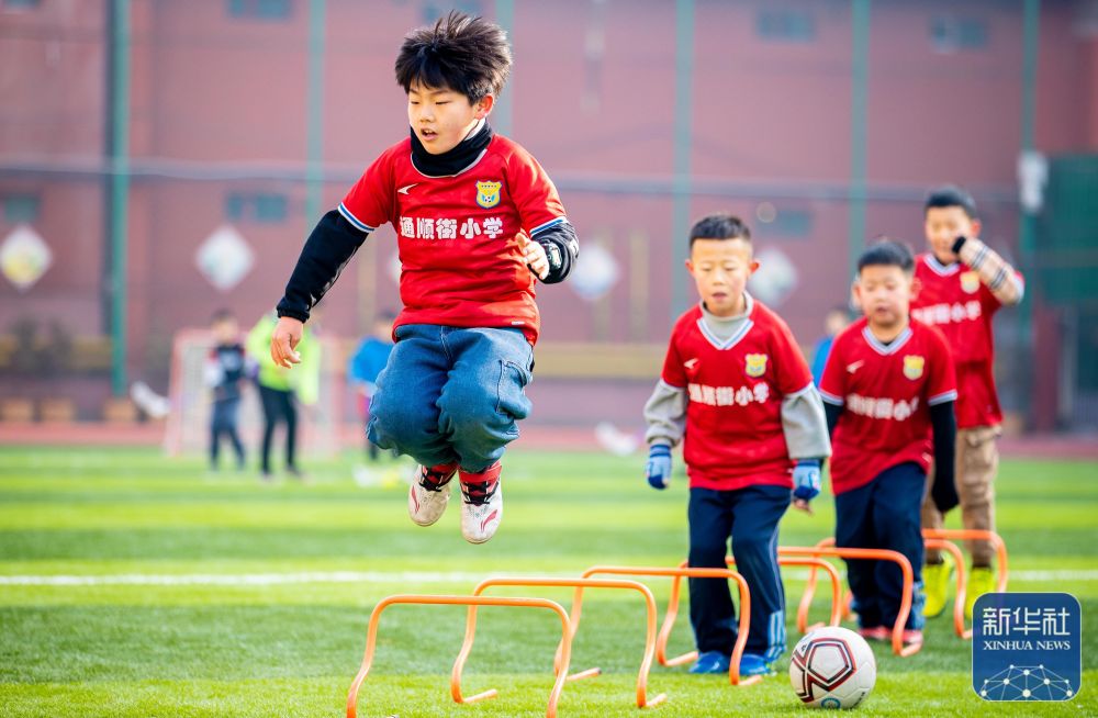 记者：里尔18岁中场布阿迪的团队否认球员与巴黎的转会传闻（记者：里尔18岁中场布阿迪团队辟谣与巴黎的转会传闻）