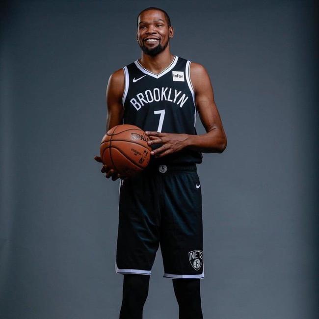 姆巴佩将带着一根手指骨折比赛，他的坚韧精神点燃球迷热情（姆巴佩手指骨折仍将出战，顽强斗志点燃球迷激情）