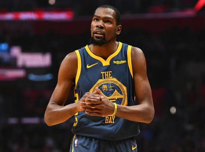 表达崇高敬意，重庆铜梁龙向李章洙赠送冲超纪念球衣（重庆铜梁龙向李章洙赠予冲超纪念球衣，致以崇高敬意）