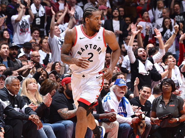 詹姆斯篮板抢断关键时刻锁定胜局（詹姆斯关键篮板与抢断锁定胜利）